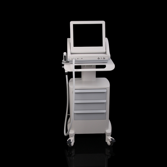 Una imagen de la máquina facial HIFU profesional de alta calidad con transductor 1.5 / 3.0 / 4.5 para salón de belleza con un monitor, utilizada en un salón de belleza.