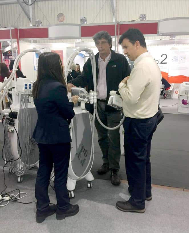 Un grupo de personas mirando el equipo de belleza OSANO en la feria Cosmoprof Bolonia 2016.