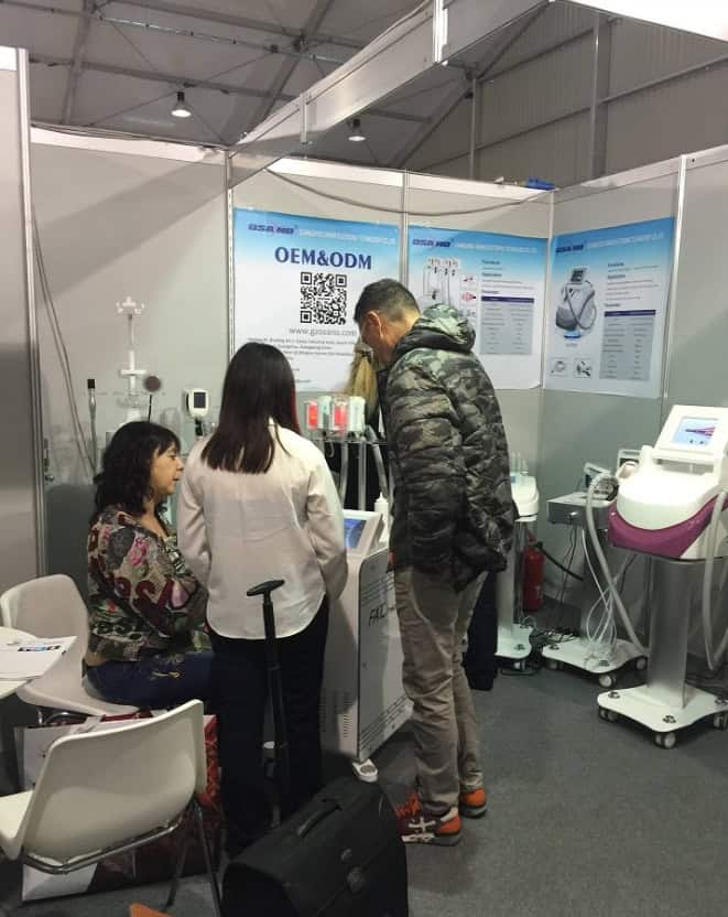 Un grupo de personas mirando equipos médicos en la feria Cosmoprof Bolonia 2016.