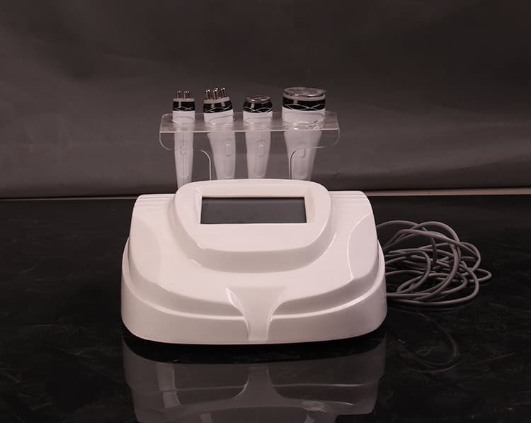 超音波キャビテーション RF ラジオ周波数脂肪療法美容マシンによる施術の様子を紹介する画像。