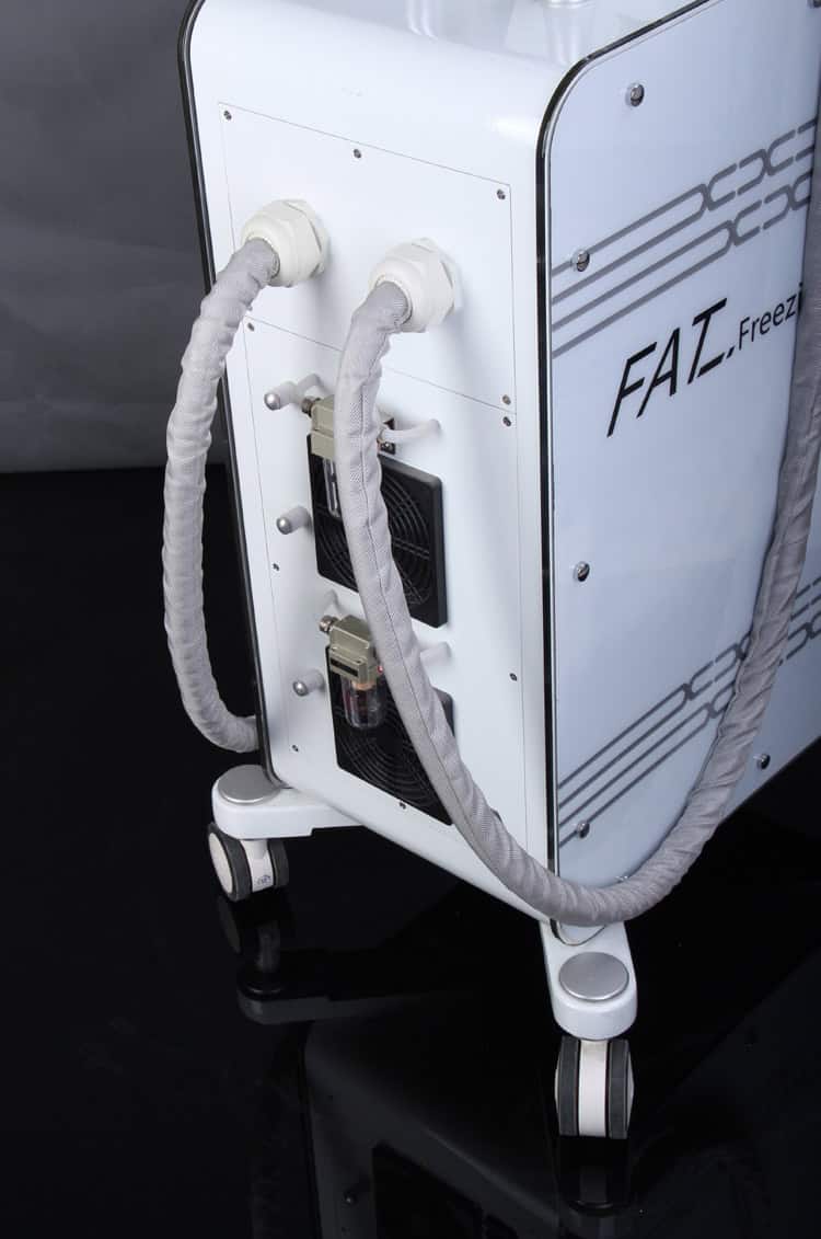 Un dispositivo de enfriamiento criolipólisis de dos manijas de Beauty Machines Distributors, también conocido como máquina de belleza, con dos cables conectados.