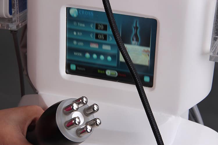 한 사람이 무선 주파수를 사용하여 주름을 제거하기 위해 셀룰라이트 무선 주파수 감소 Lipo Cavitation 진공 치료 Velashape 기계를 사용하고 있습니다.
