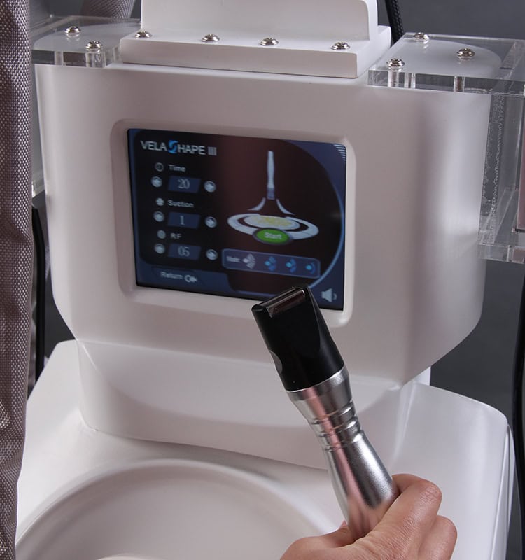 Человек использует многофункциональную косметическую машину с кавитационным вакуумным валиком Ems Velasmooth для очистки лица.