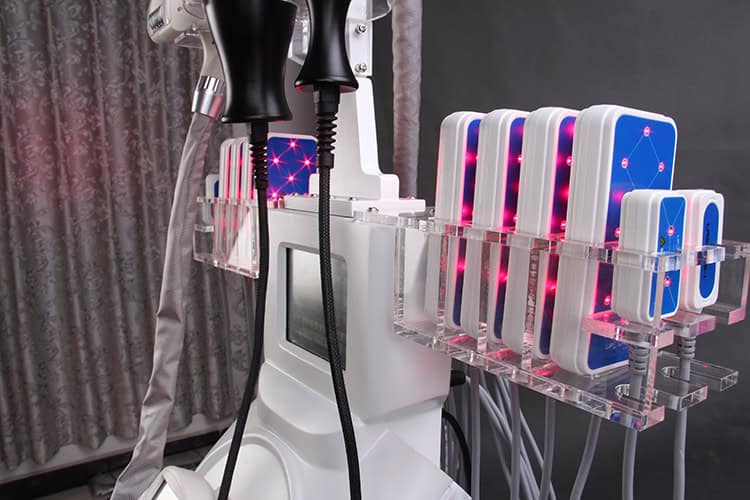 A Reduce Celulite Radio Frequencies Lipo Cavitation Vacuum Therapy Velashape Machine cu o lumină roșie atașată la ea, folosind frecvențele radio pentru a reduce celulita.