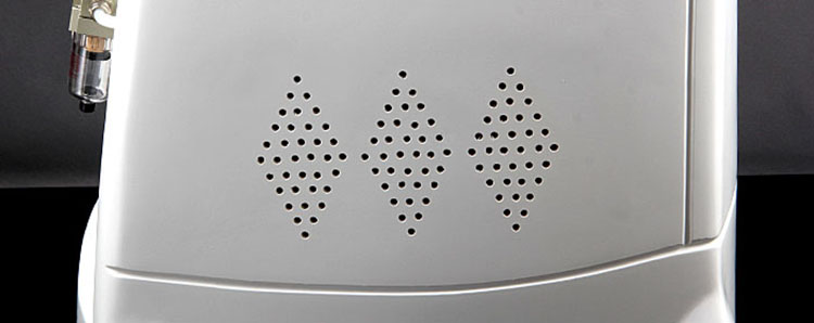 黒い背景に、無線周波数を発する白いセルライト除去無線周波数脂肪キャビテーション真空療法ベラシェイプ マシン。