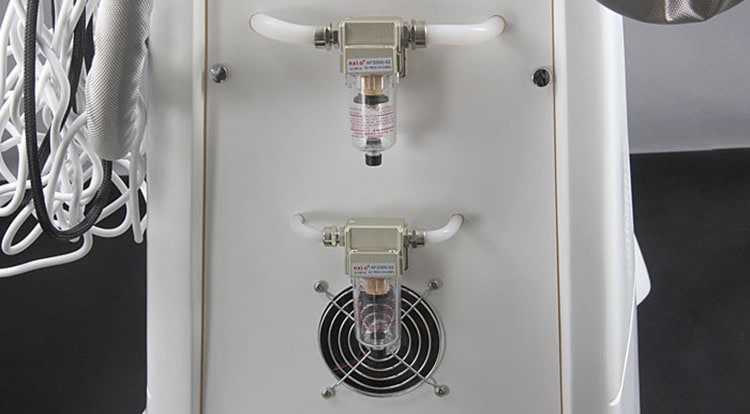 En vit Reduce Cellulite Radio Frequency Lipo Cavitation Vacuum Therapy Velashape Machine med två ledningar fästa på den, designad för att minska celluliter med hjälp av radiofrekvenser.