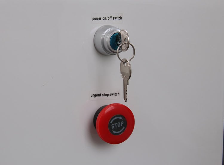 Een rode sleutel op een witte professionele schoonheidsmachinefabriek Cryo Cool Lipo-ijsmachine voor de deur voor het bevriezen van vet.