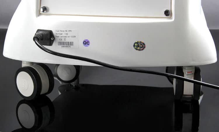 Белый аппарат Velashape для липо-кавитационной и вакуумной терапии для уменьшения целлюлита с прикрепленным к нему шнуром.