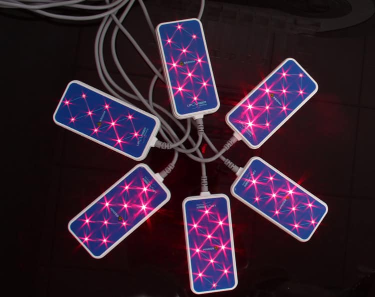 Um grupo de luzes LED vermelhas e azuis sobre um fundo preto que faz parte da Máquina de Contorno Corporal Slimming Beauty 6 em 1.
