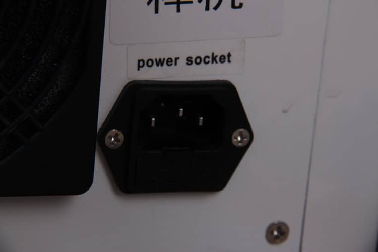 Gambar hitam putih dari soket listrik yang menampilkan Pabrik Mesin Kecantikan Profesional Mesin Es Lipo Cryo Cool Untuk Pembekuan Lemak.