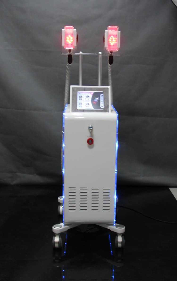 Distributori di macchine di bellezza Dispositivo di raffreddamento Cryolipolis a due manici, noto anche come macchina per la rimozione del grasso, su sfondo nero.