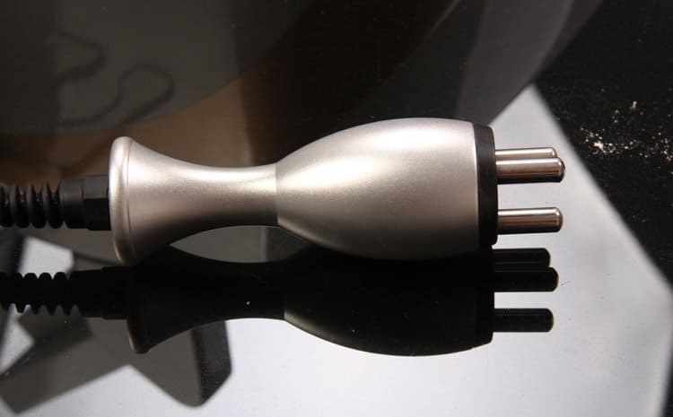 جهاز صغير مزود بسلكين متصلين به للحصول على أفضل علاج للعلاج بالأجهزة المنزلية بترددات الراديو المضادة للسيلوليت.