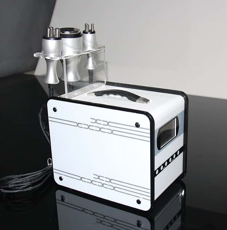 Uma Máquina Multifuncional de Alta Frequência Bipolar Rf + Cavitação Lipoaspiração Lipo Beauty, combinando tecnologia de alta frequência, projetada para tratamentos de lipoaspiração, sentada em cima de uma mesa.