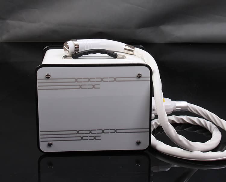 Perawatan Wajah Frekuensi Radio Rf Portabel Profesional untuk Mengencangkan Kulit+Mengencangkan Kulit, menampilkan desain ramping dalam warna putih dan hitam, dengan kabel terpasang padanya.