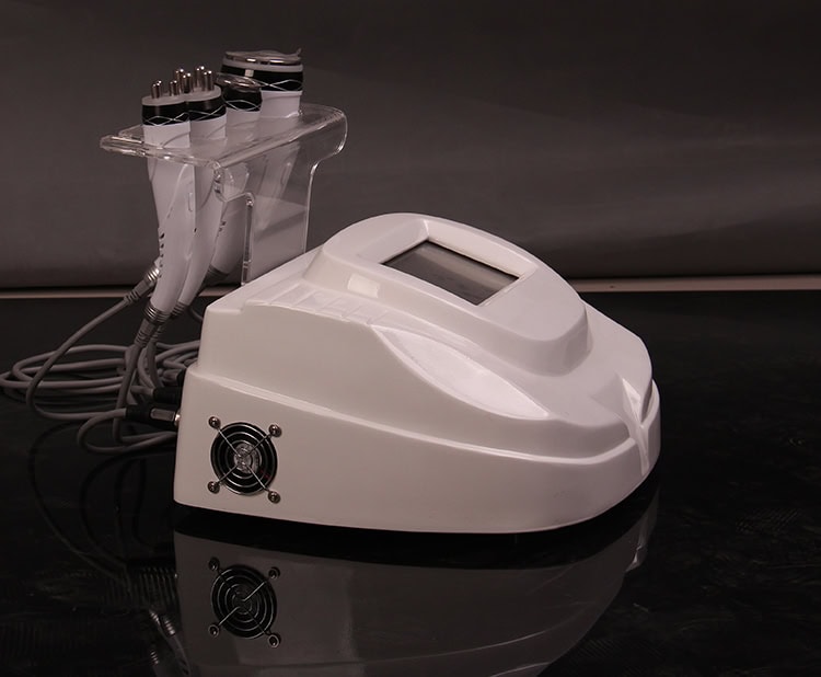 Изображение, демонстрирующее косметический аппарат для ультразвуковой кавитации и радиочастотной липотерапии, обеспечивающий процедуры.