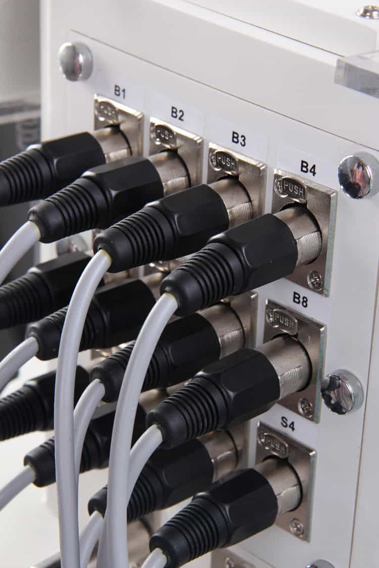 여러 개의 전선이 연결된 흰색 상자로, 슬리밍 뷰티 6 in 1 바디 컨투어링 기계로 작동합니다.