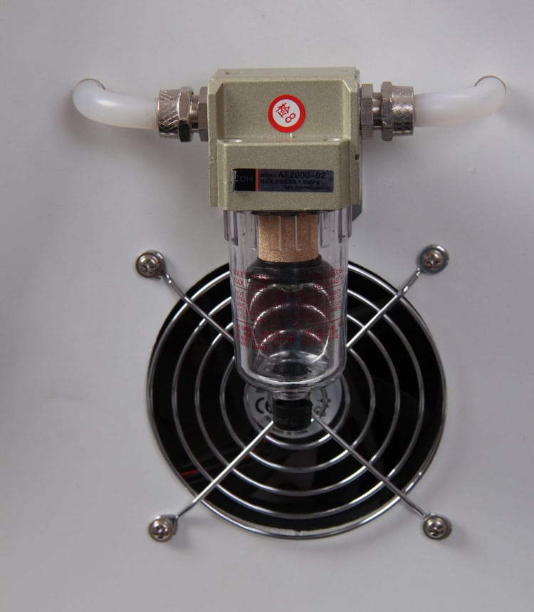 Um ventilador com uma máquina de contorno corporal Slimming Beauty 6 em 1 anexada a ele.