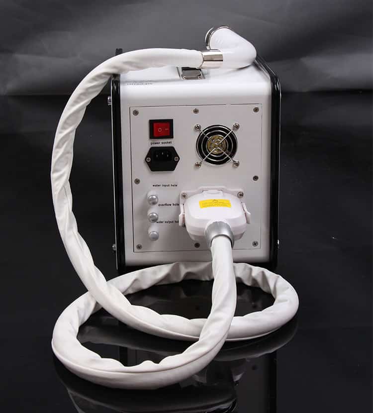 Een witte professionele draagbare Rf-radiofrequentie-gezichtsbehandeling voor huidverstrakking + huidverstevigende machine met een slang eraan.