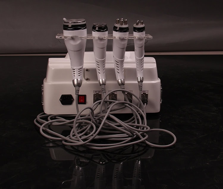 치료를 제공하는 초음파 캐비테이션 Rf 무선 주파수 지방 치료 미용 기계를 보여주는 이미지.