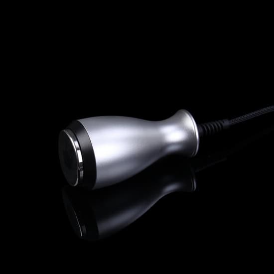 En fettreducerande radiofrekvens ultraljudskavitation + Vakuumrulle +Face Lift RF-maskin för celluliter på en svart bakgrund med en elegant och modern design.