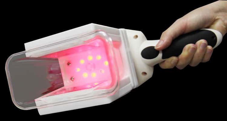 Een persoon die een thuisgebruik Cryolipolysis Cellulite Cryo Freezers Schoonheidssalonapparatuur voor cellulitis vasthoudt met een lampje erin.