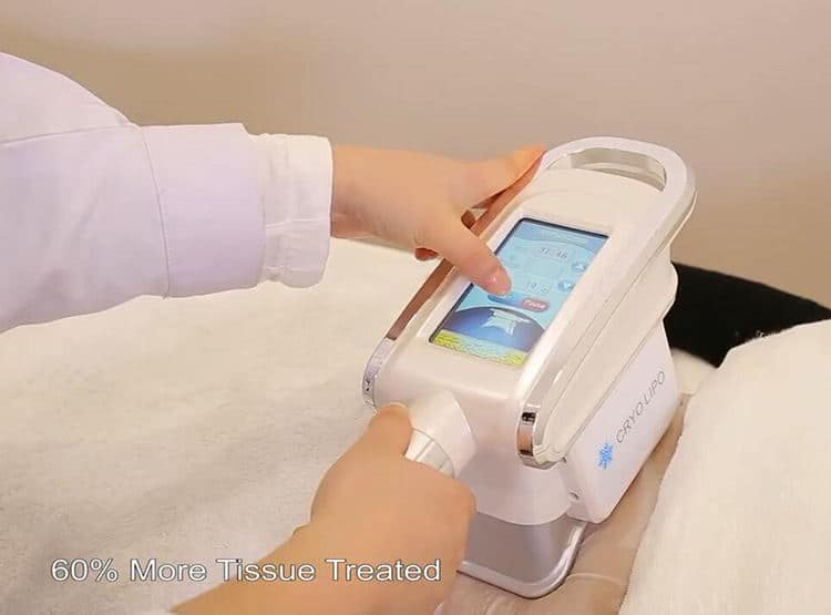 Une personne utilisant une machine à cavitation pour traiter la peau d'une personne avec le meilleur gel minceur pour machine à cavitation.