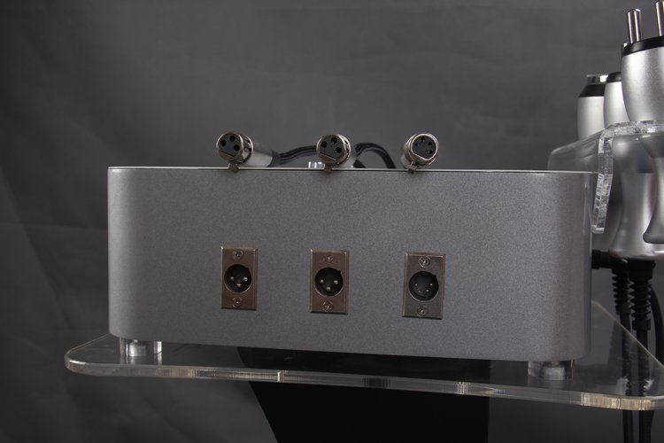 Серебряное лучшее антицеллюлитное кавитационное радиочастотное домашнее устройство с двумя проводами наверху предлагает радиочастотное лечение в домашних условиях для борьбы с целлюлитом.
