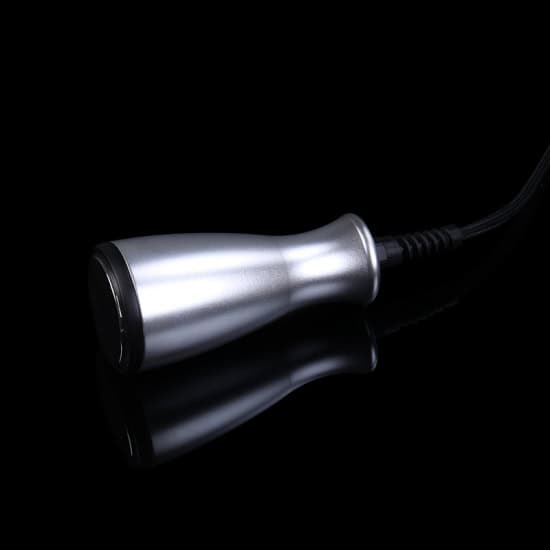 Eine Fettreduktions-Radiofrequenz-Ultraschall-Kavitation + Vakuumwalze + Facelift-RF-Maschine gegen Cellulite auf schwarzem Hintergrund mit einem schlanken und modernen Design.