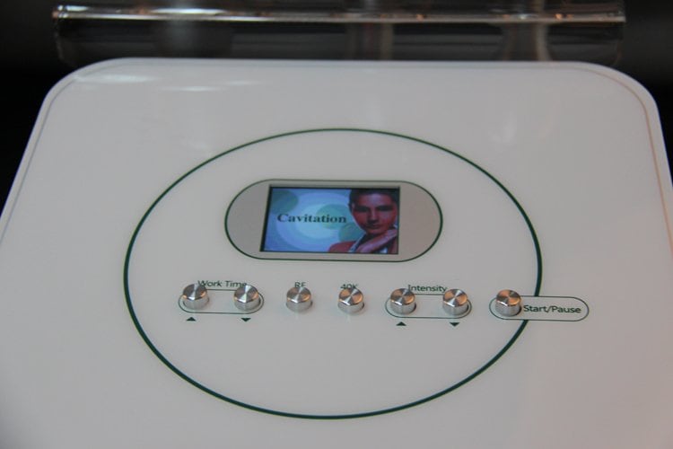 Ein weißes Anti-Cellulite-Kavitation-HF-Radiofrequenz-Heimgerät mit einem Bildschirm, das HF-Radiofrequenztechnologie zur Anti-Cellulite-Behandlung nutzt.
