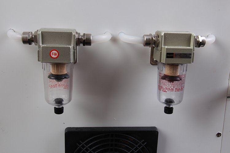 Een paar Standing Fat Removal Beauty Machine Cost Cryotherapie Cryo Freezing Treatment Equipment naast elkaar en straalt een koele cryotherapie-gloed uit.