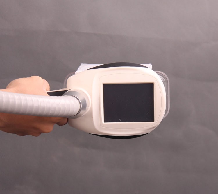Een persoon houdt een Slimming Beauty 6 in 1 Body Contouring Machine vast met een scherm erop.