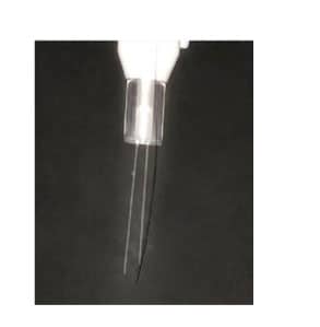 Un pequeño tubo de plástico con una aguja adjunta, diseñado para una eliminación efectiva de la máquina de rejuvenecimiento de la máquina removedora de espinillas de la piel facial de escritorio Máquina multifuncional para el cuidado de la piel.