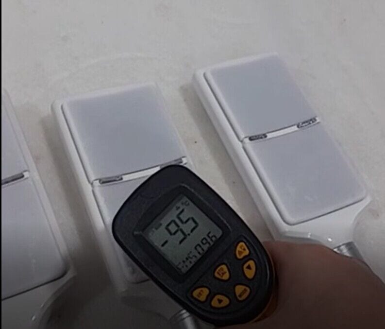 جهاز Cryolipolysis ذو 8 مقابض تبريد، يستخدم لحرق الدهون ونحت الجسم، يظهر -9.5 درجة مئوية بالقرب من ثلاث كتل بيضاء على سطح فاتح.