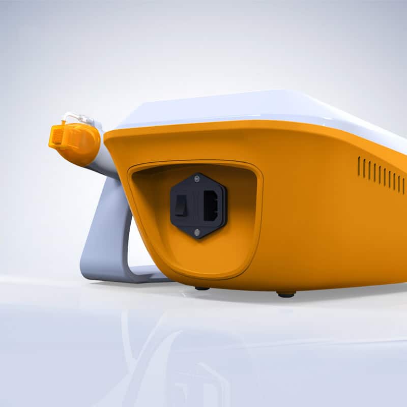 Cận cảnh máy trẻ hóa da vi kim RF Fractional với vỏ màu cam và trắng, ổ cắm điện màu đen và tay cầm bên trong suốt.