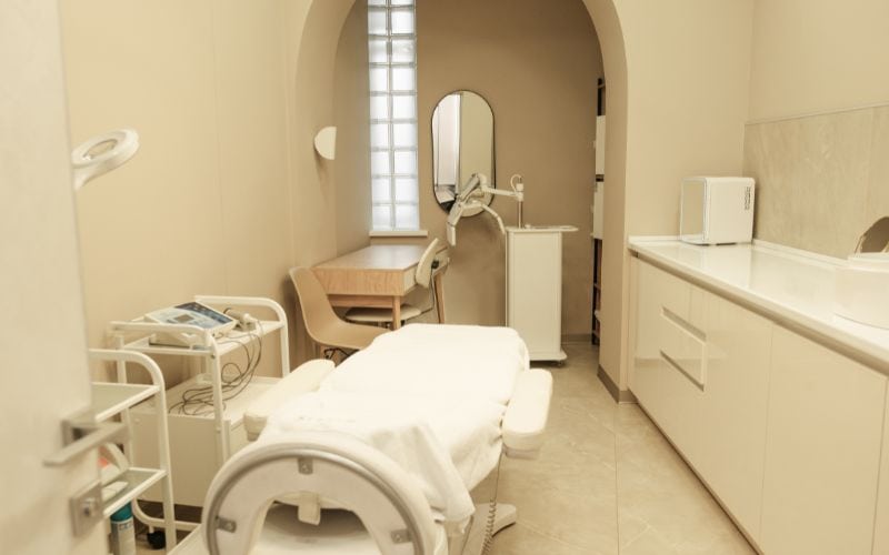 Comfortable medical examination room with modern equipment for patient care and relaxation.