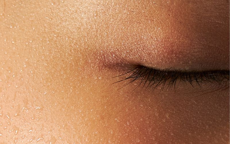 Gros plan sur une peau lisse et hydratée, mettant l'accent sur le confort et les soins de la peau.