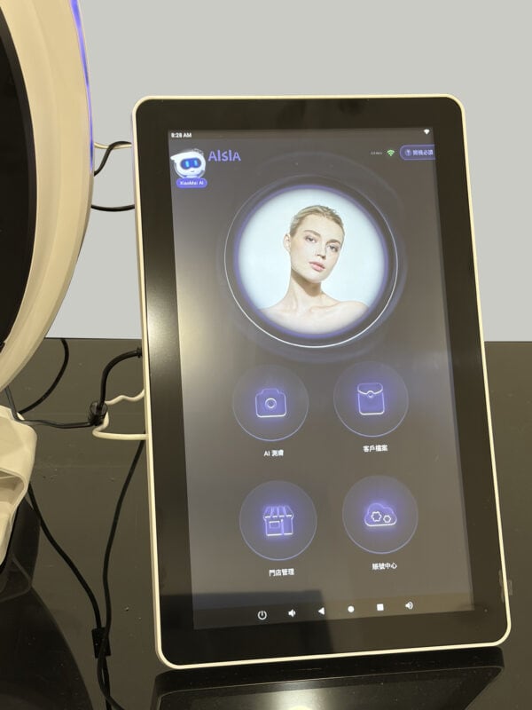 Advanced Skin Analysis Device with Multispectral Imaging for Precise Skin Assessment.